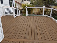 <b>Trex Transcend Havana Gold Decking with White Washington Vinyl Railing with Black Aluminum Balusters and Matching Havana Gold Cocktail Rail</b>